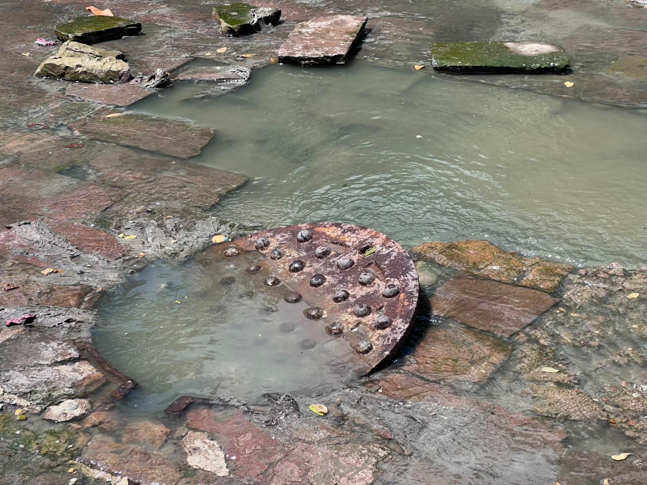 $!Se desborda alcantarilla con aguas negras sobre el Malecón Viejo en Culiacán