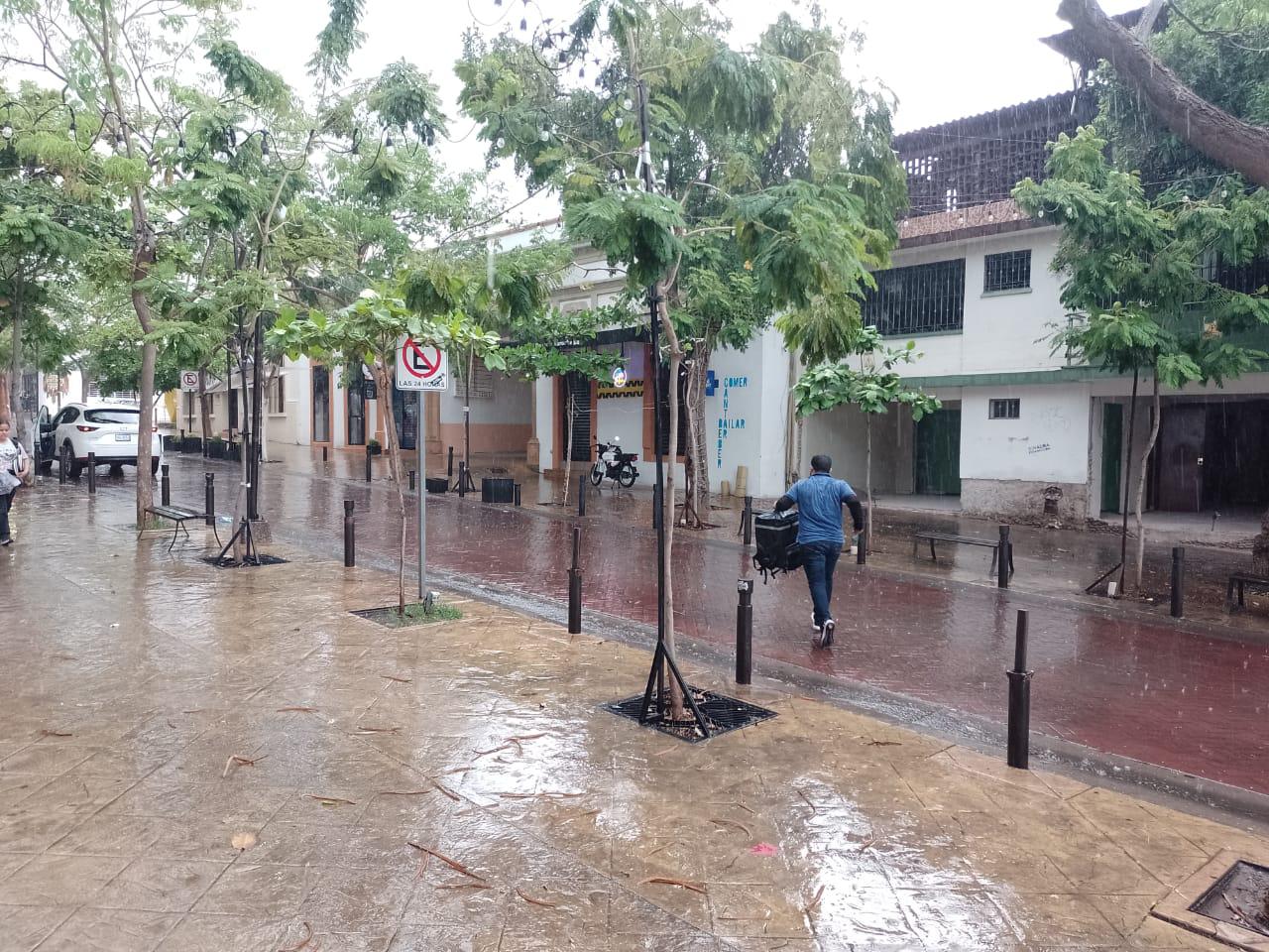 $!En Culiacán cae lluvia ‘sabatina’ acompañada de vientos