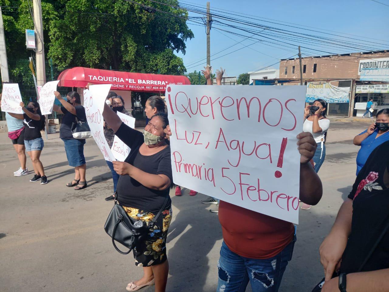 $!En el regreso a clases, en Sinaloa exhiben y reclaman a autoridades educativas daños en planteles