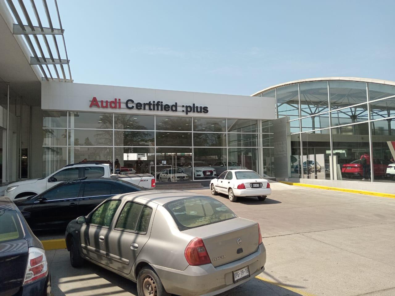 $!Roban a punta de pistola un auto en una agencia de Culiacán