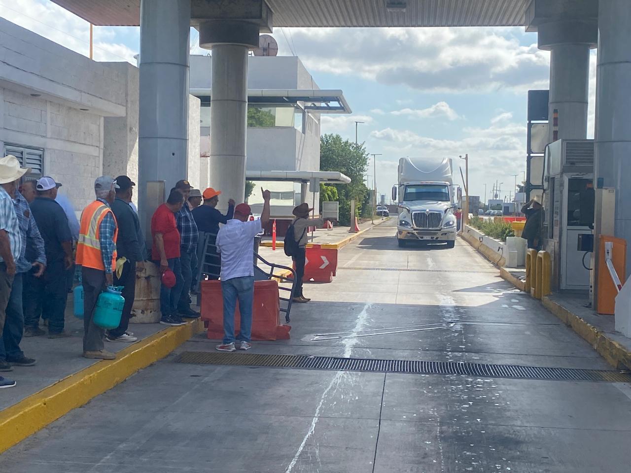 $!Campesinos bloquearán caseta de Cuatro Caminos, pero será parcial