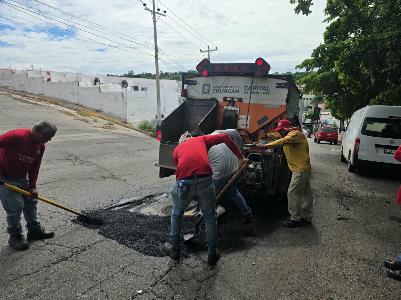 $!Avanza Comuna con trabajos de bacheo en Culiacán; cuadrillas municipales reparan asfalto en puntos afectados