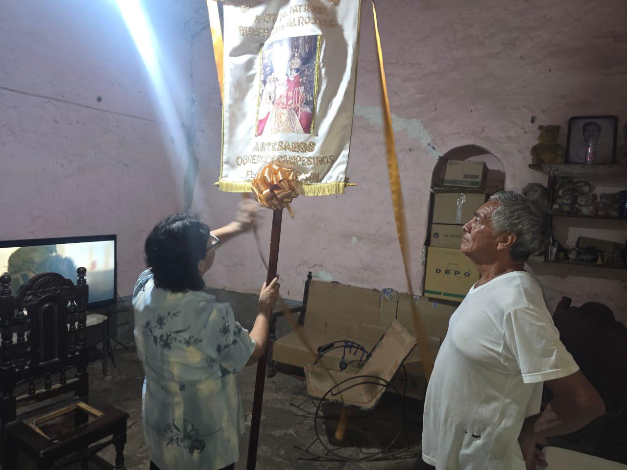 $!Desde hace medio siglo, María del Rosario custodia el estandarte para la peregrinación de artesanos y obreros en honor a la Virgen