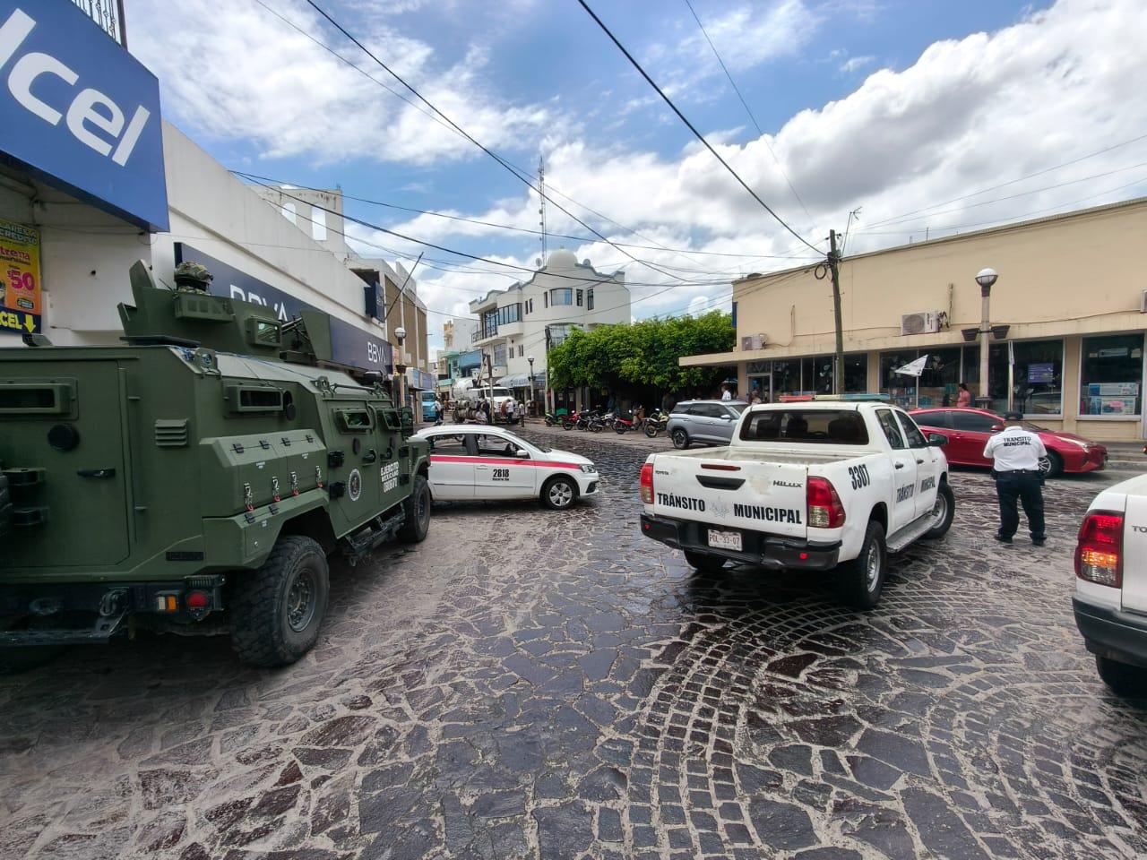 $!Desborda alcantarilla en zona comercial de El Rosario y obliga a autoridades a cerrar vialidad