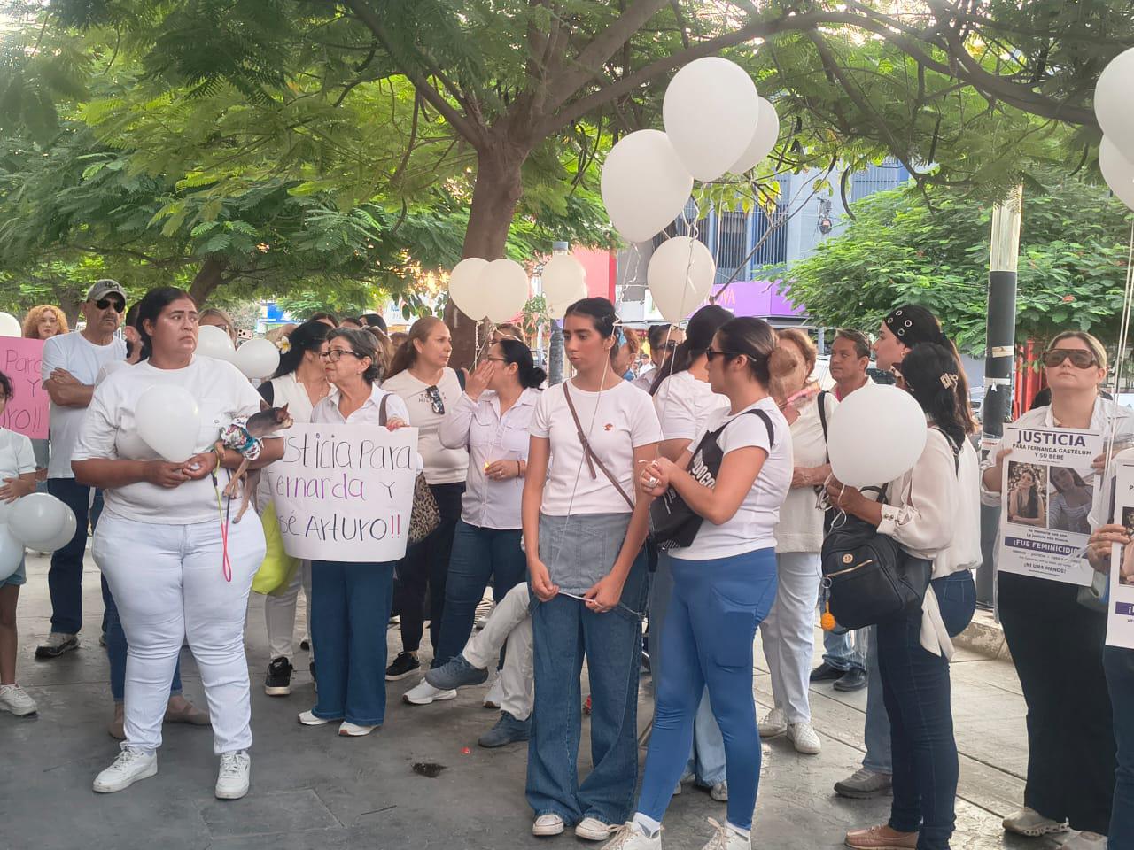 $!Exigen justicia por el asesinato de María Fernanda y su bebé en Los Mochis