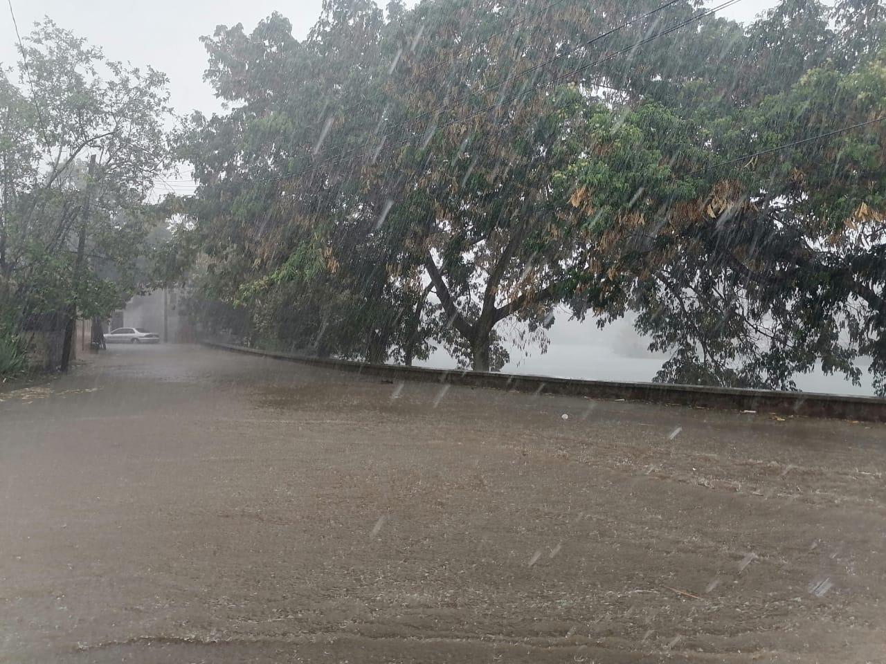 $!En Rosario, la lluvia nocturna provoca ‘apagones’ prolongados