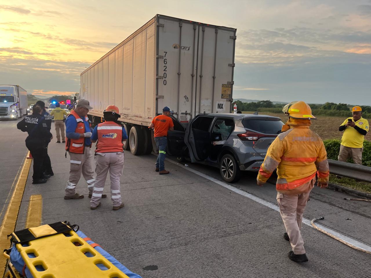 $!Mujer queda prensada tras chocar con tráiler en Rosario