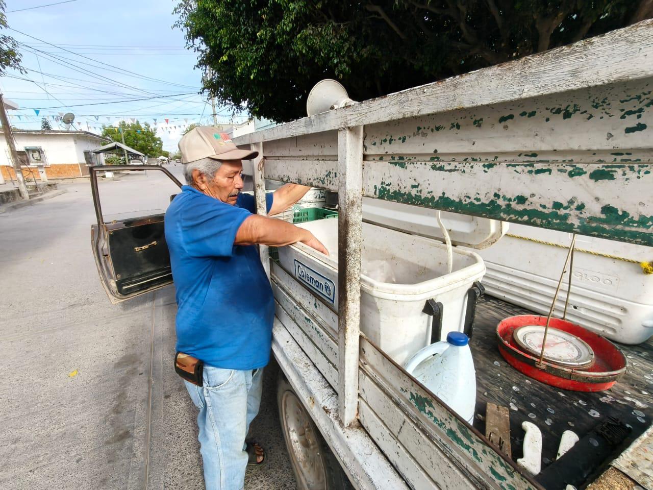 $!Guadalupe y Victoria recorren los pueblos de Rosario para ofrecer pescado fresco
