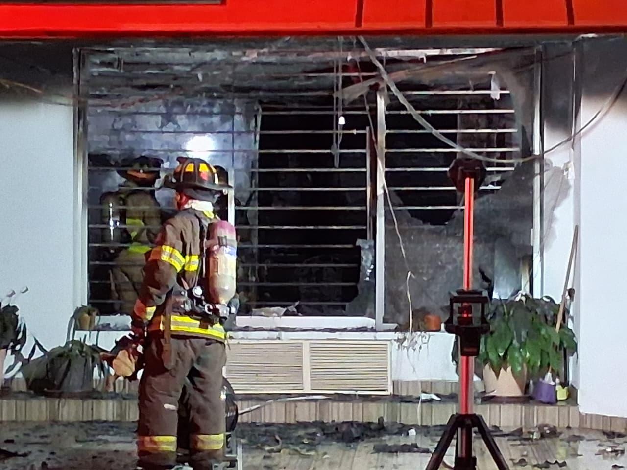 $!Incendio en casa-habitación moviliza a cuerpos de seguridad y emergencia en Mazatlán