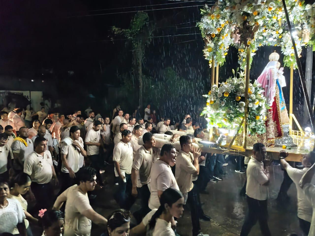 $!‘¡Viva la Virgen del Rosario!: feligreses celebran su fe pese a las lluvias