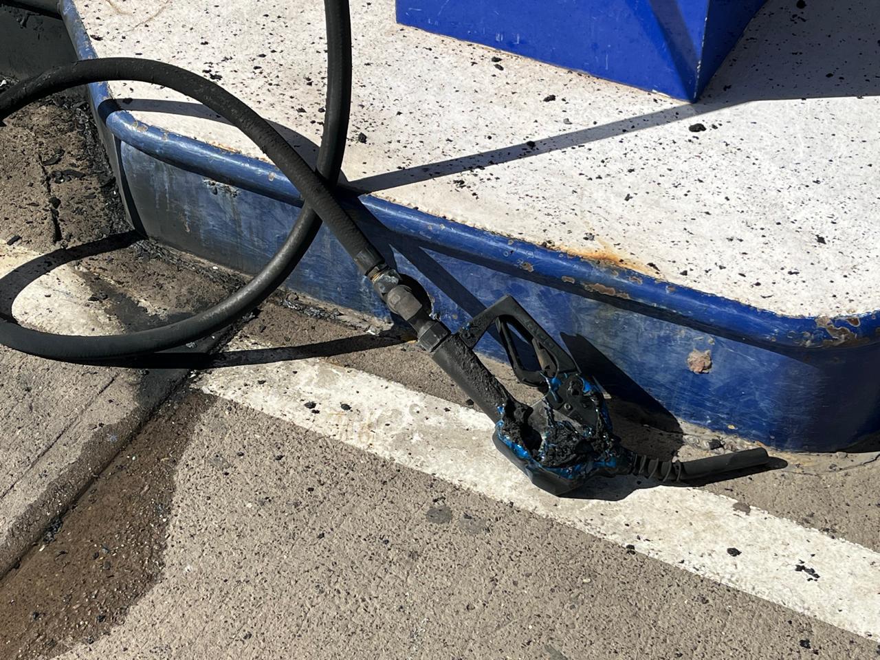 $!Balean e incendian gasolinera y expendio por la carretera Culiacán-Eldorado