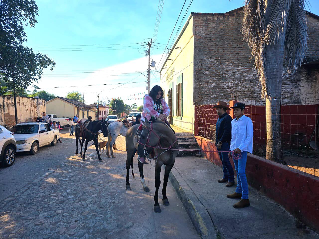 $!Pequeños charros de Cacalotán ofrecen paseos a caballo para costear indumentaria