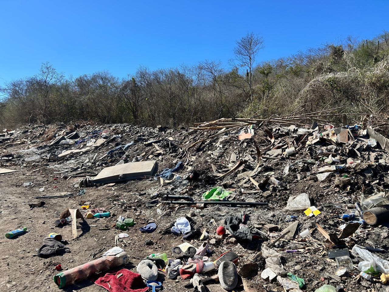 $!Denuncian foco de infección en El Barrio: basurero clandestino acumula hasta restos de animales
