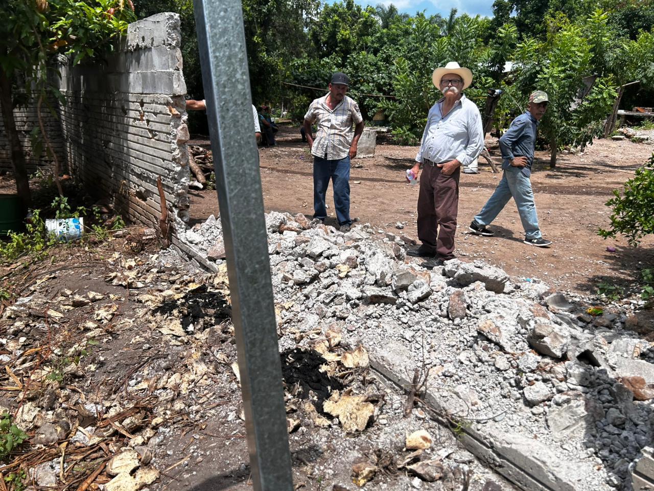 $!Diez años detrás de una barda: sin agua ni luz por un callejón cerrado en Tacuichamona