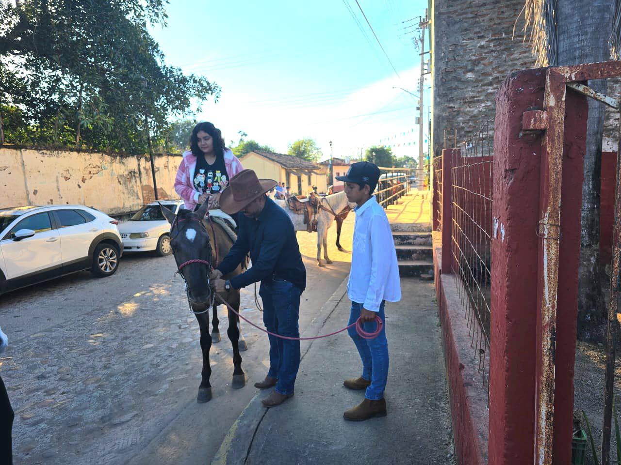 $!Pequeños charros de Cacalotán ofrecen paseos a caballo para costear indumentaria