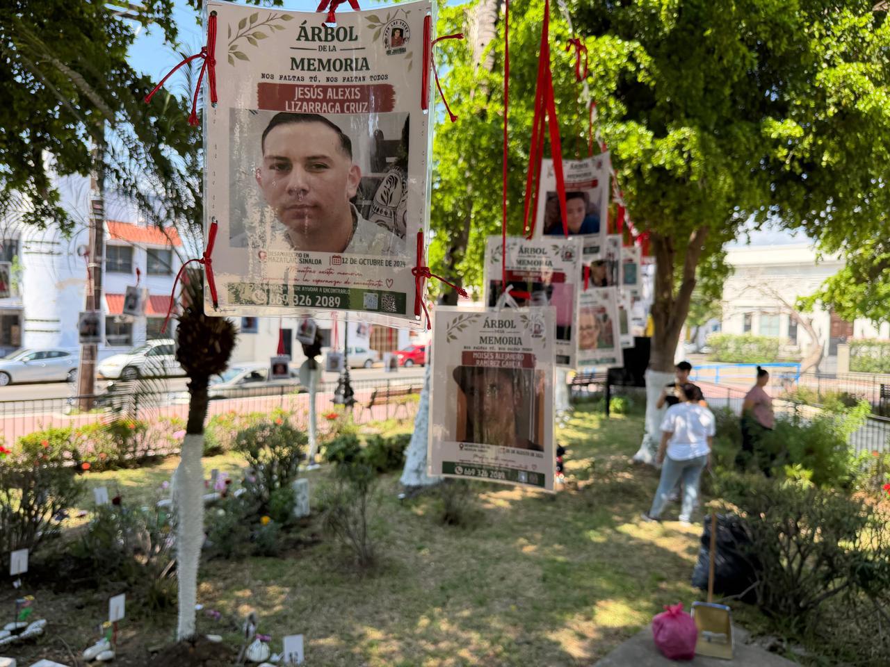 $!Sin respaldo municipal instala colectivo espacio de memoria por desaparecidos en la Plazuela Zaragoza, en Mazatlán