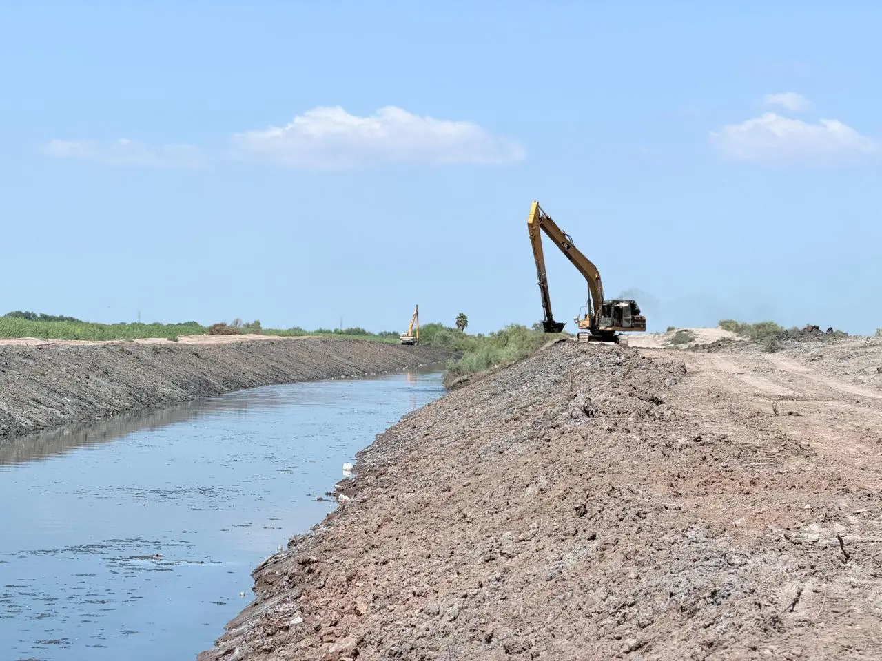 $!Ayuntamiento de Ahome aceleran el desazolve del Dren Juárez para mitigar riesgo de inundaciones