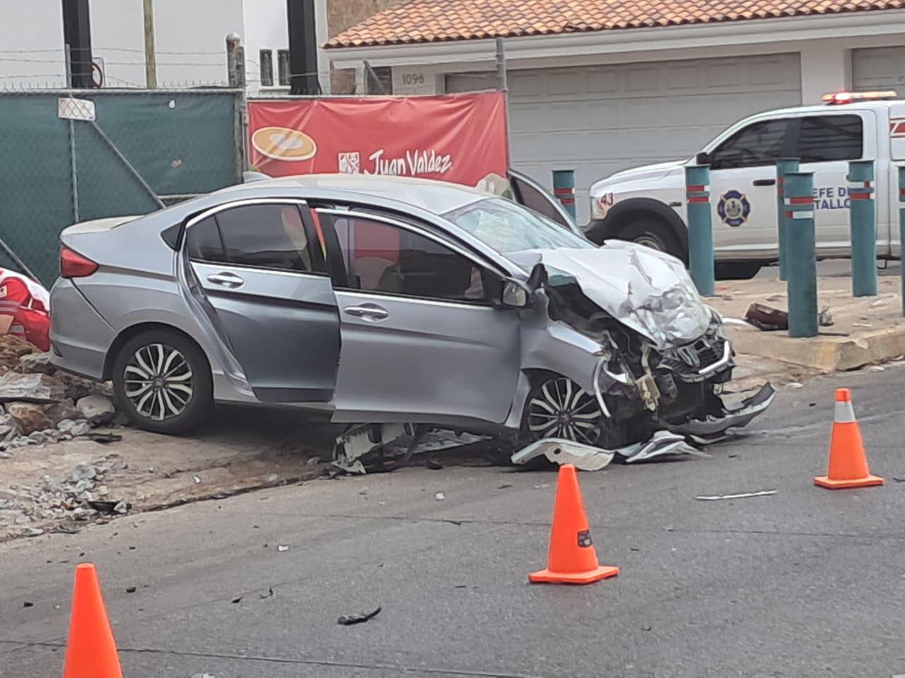 $!Choque sobre el Malecón Nuevo de Culiacán deja dos personas lesionadas