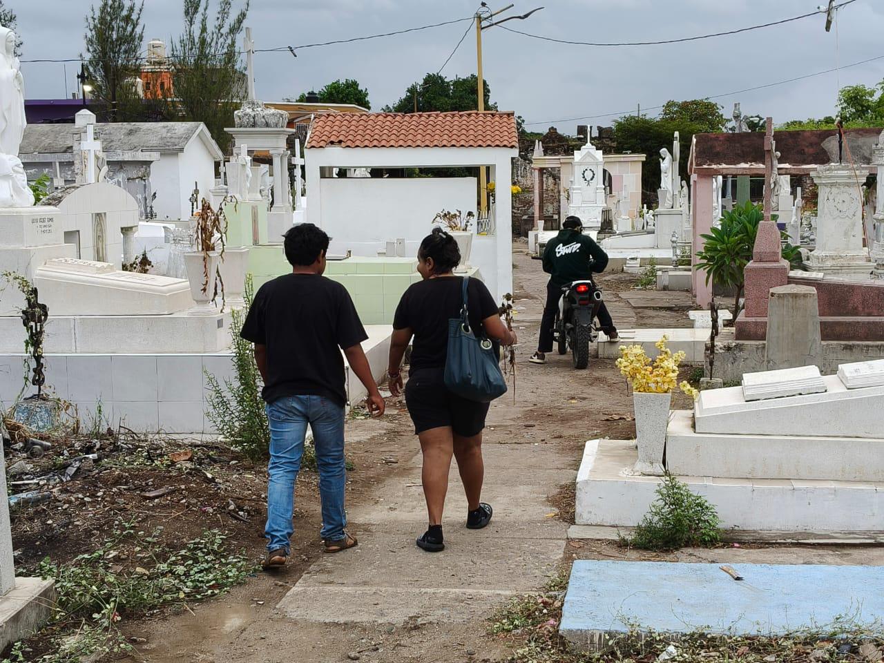$!A 30 años de su partida, Jazmín mantiene vivo el recuerdo de su padre en cada visita a su tumba