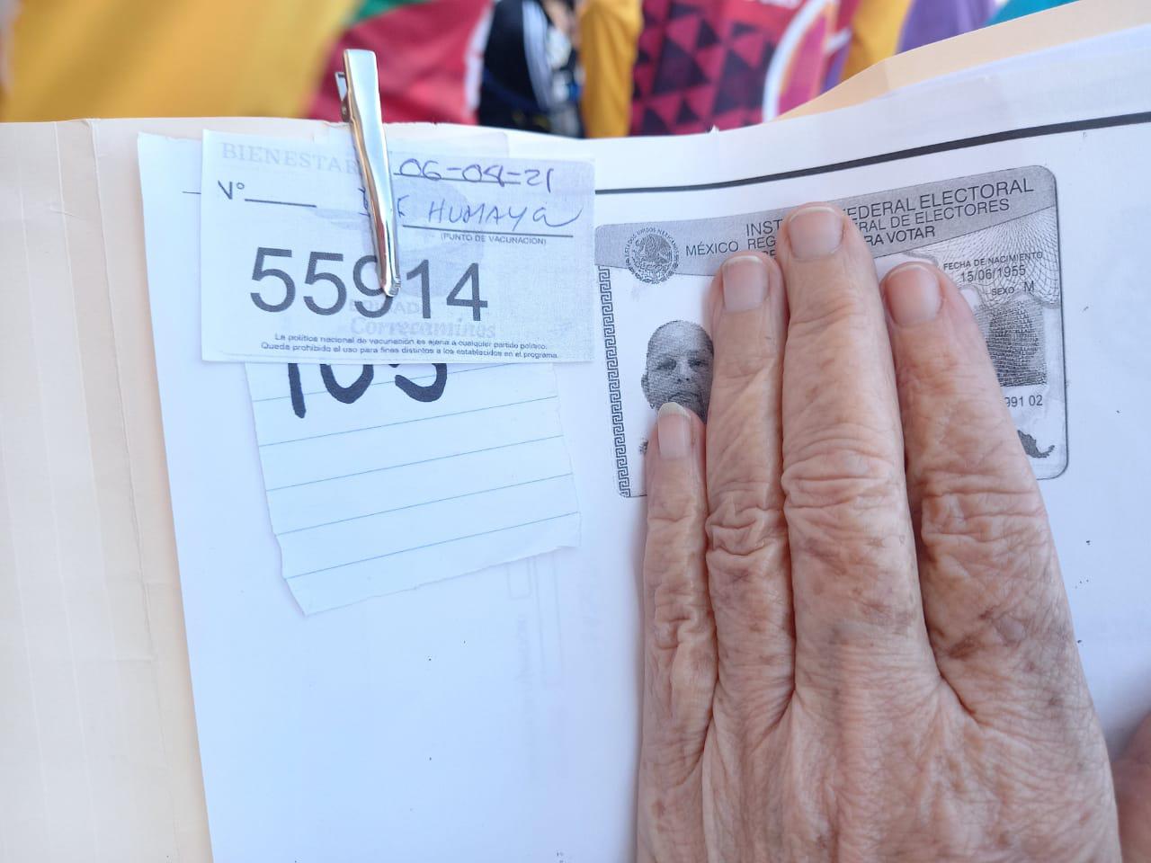 $!Madrugan en el DIF Humaya de Culiacán para ser vacunados contra el Covid-19