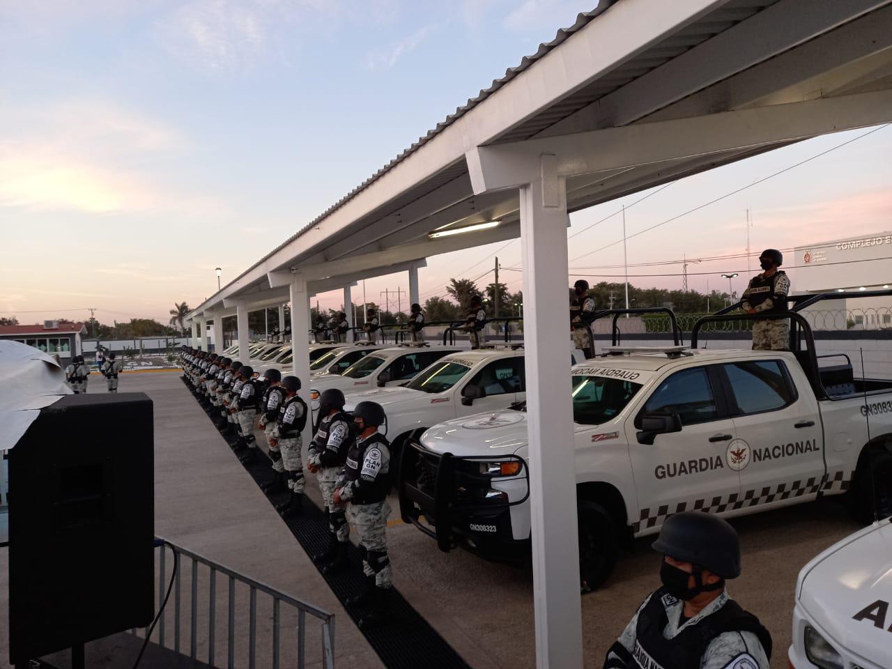 $!Evade AMLO a manifestantes a su llegada a Culiacán