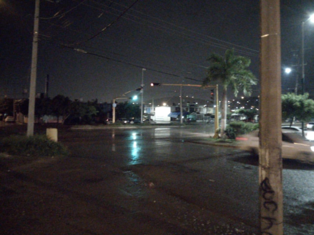 $!Este martes llueve en zonas de Mazatlán con fuerte viento