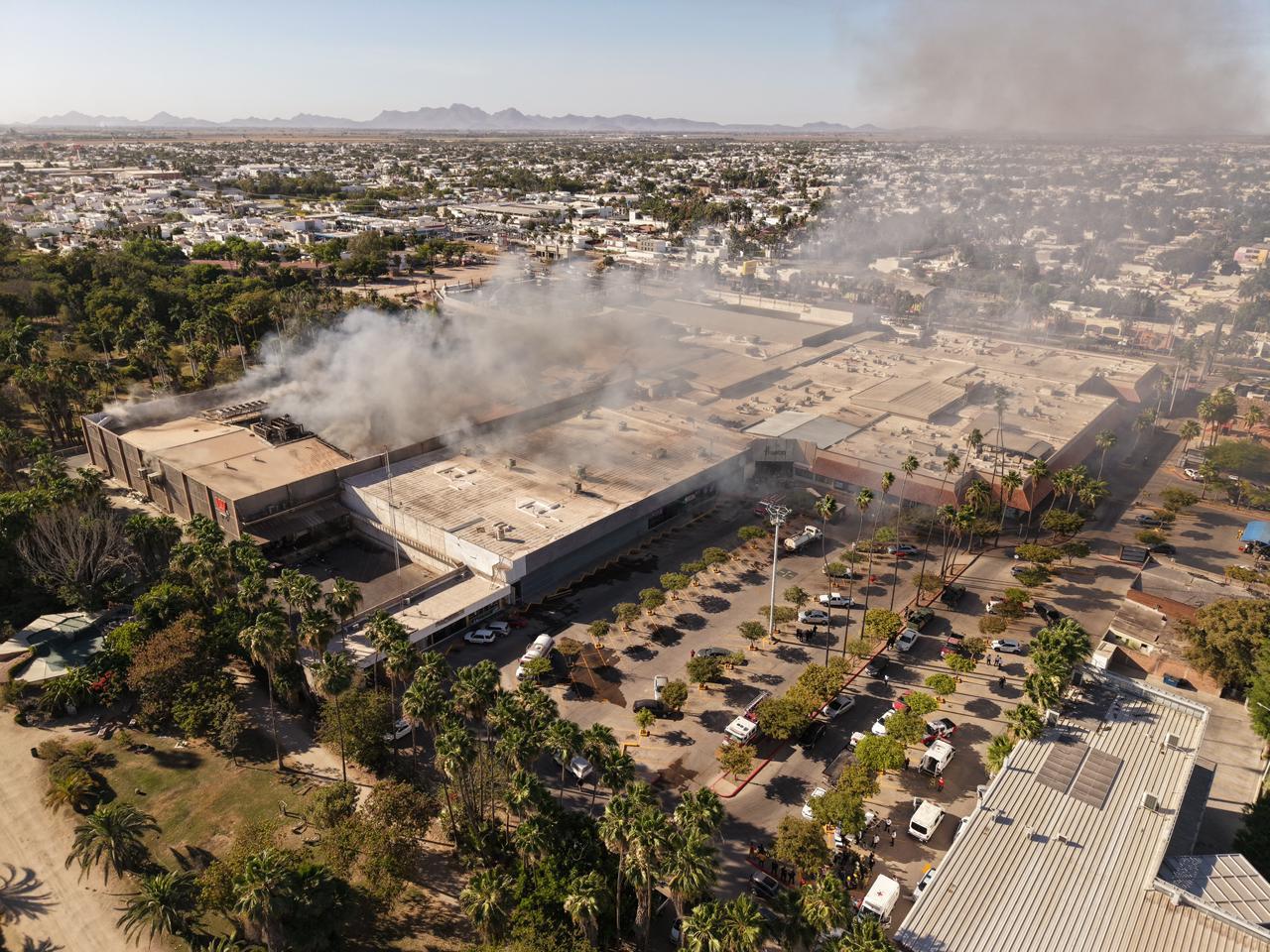 $!Son 5 personas las fallecidas en el incendio en plaza comercial en Los Mochis