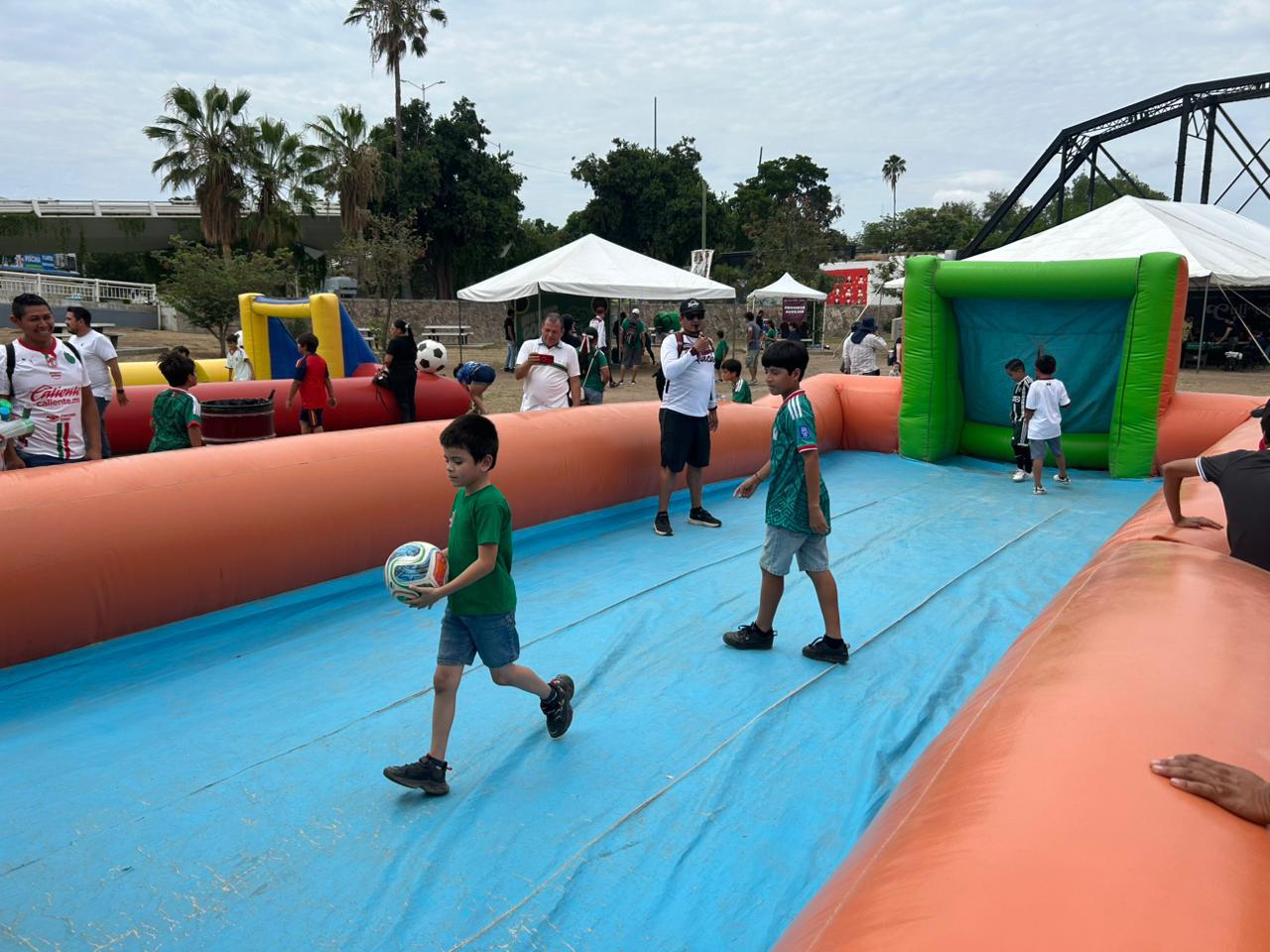 $!‘Culiacán, la Fiesta del Futbol’ reúne a miles en el Parque Acuático