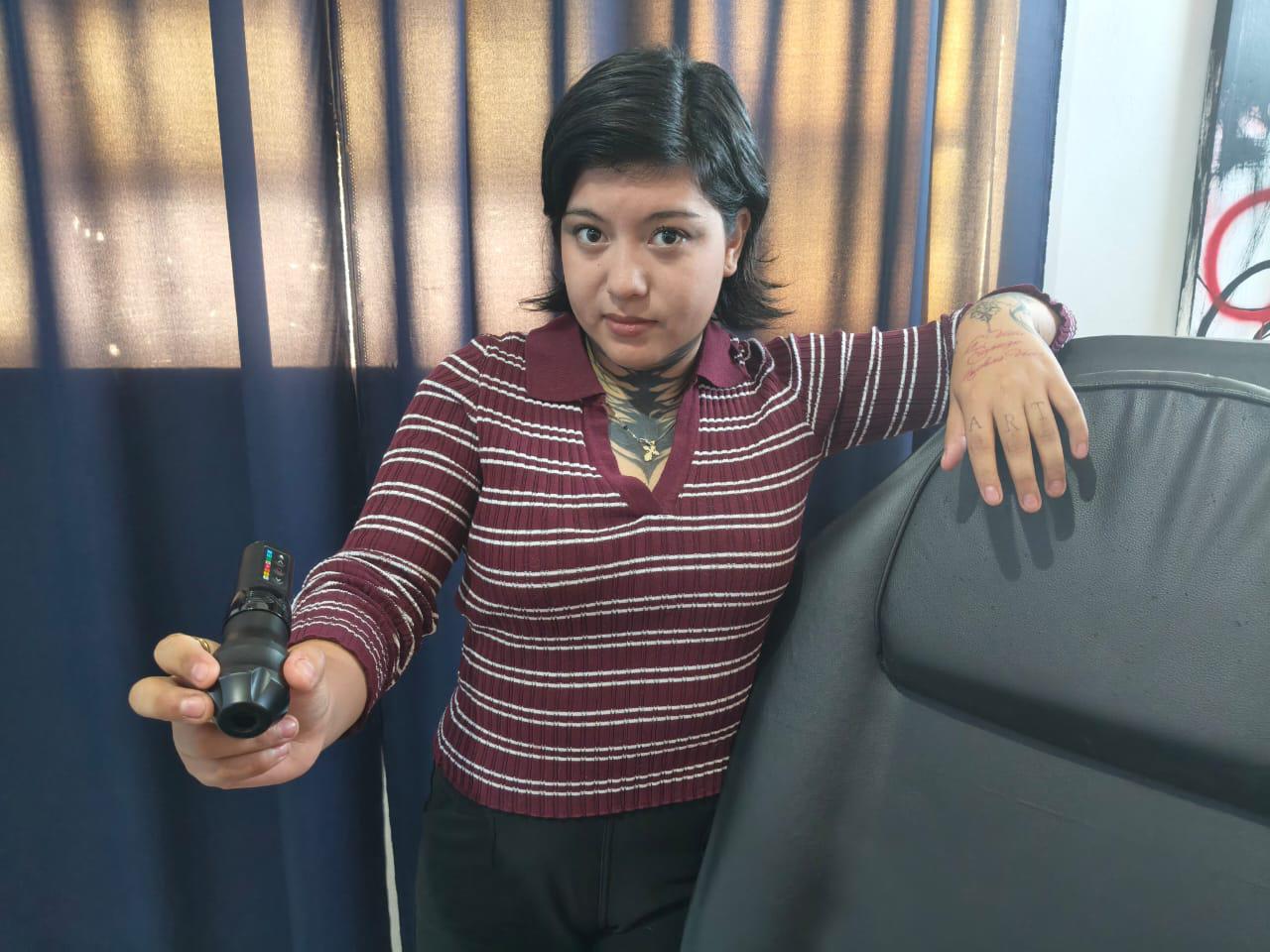 $!Alejandra, la joven tatuadora que convierte la piel en lienzo para crear arte en El Rosario