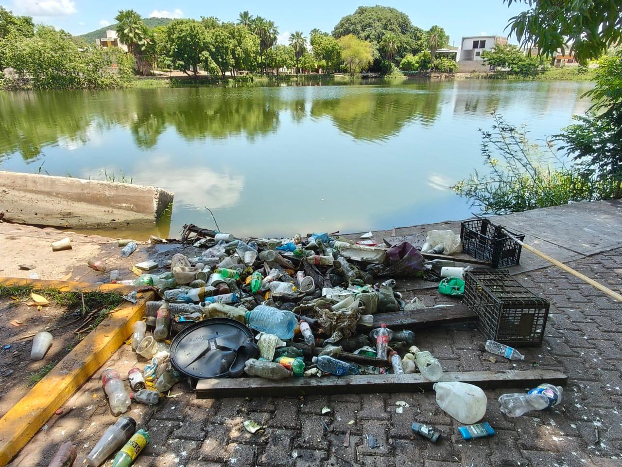 $!Tras lluvias en Rosario, Servicios Públicos realiza limpia en la Laguna del Iguanero