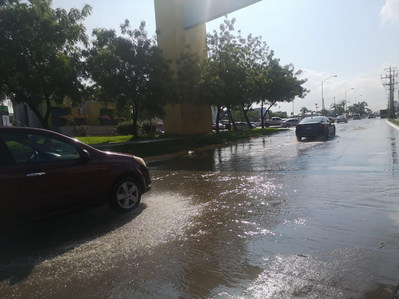 $!Lluvias provocan encharcamientos en vialidades de Mazatlán