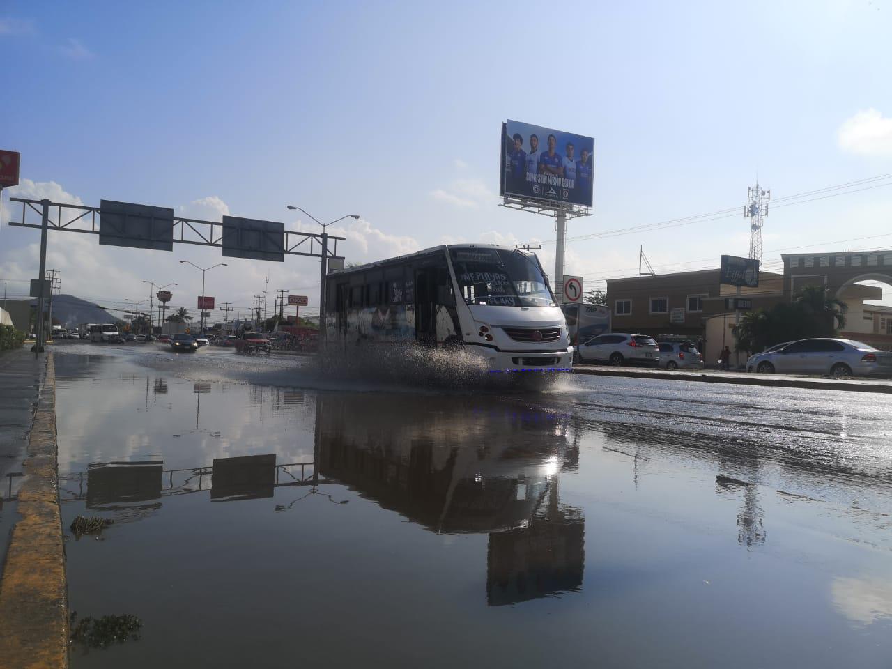 $!Lluvias provocan encharcamientos en vialidades de Mazatlán