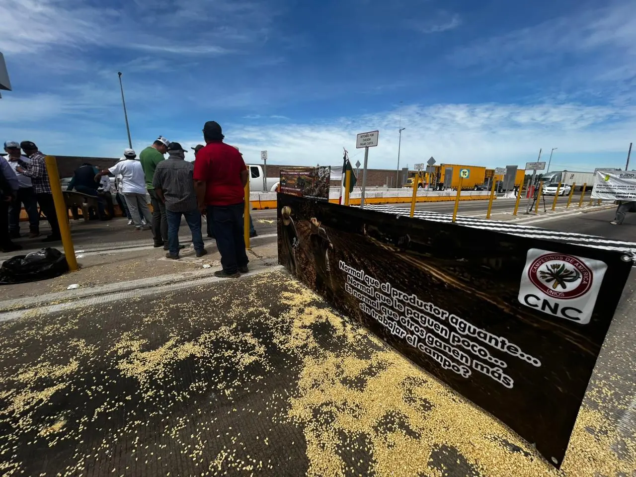 $!Mantienen agricultores protesta en caseta de El Pisal, en Navolato, pese a retiro de trigueros en el norte