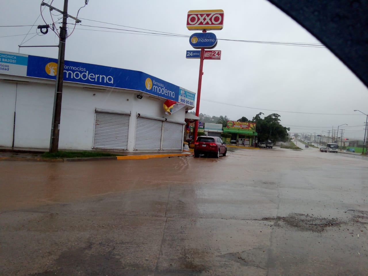 $!En La Foresta también se desborda el Arroyo Jabalines, en Mazatlán