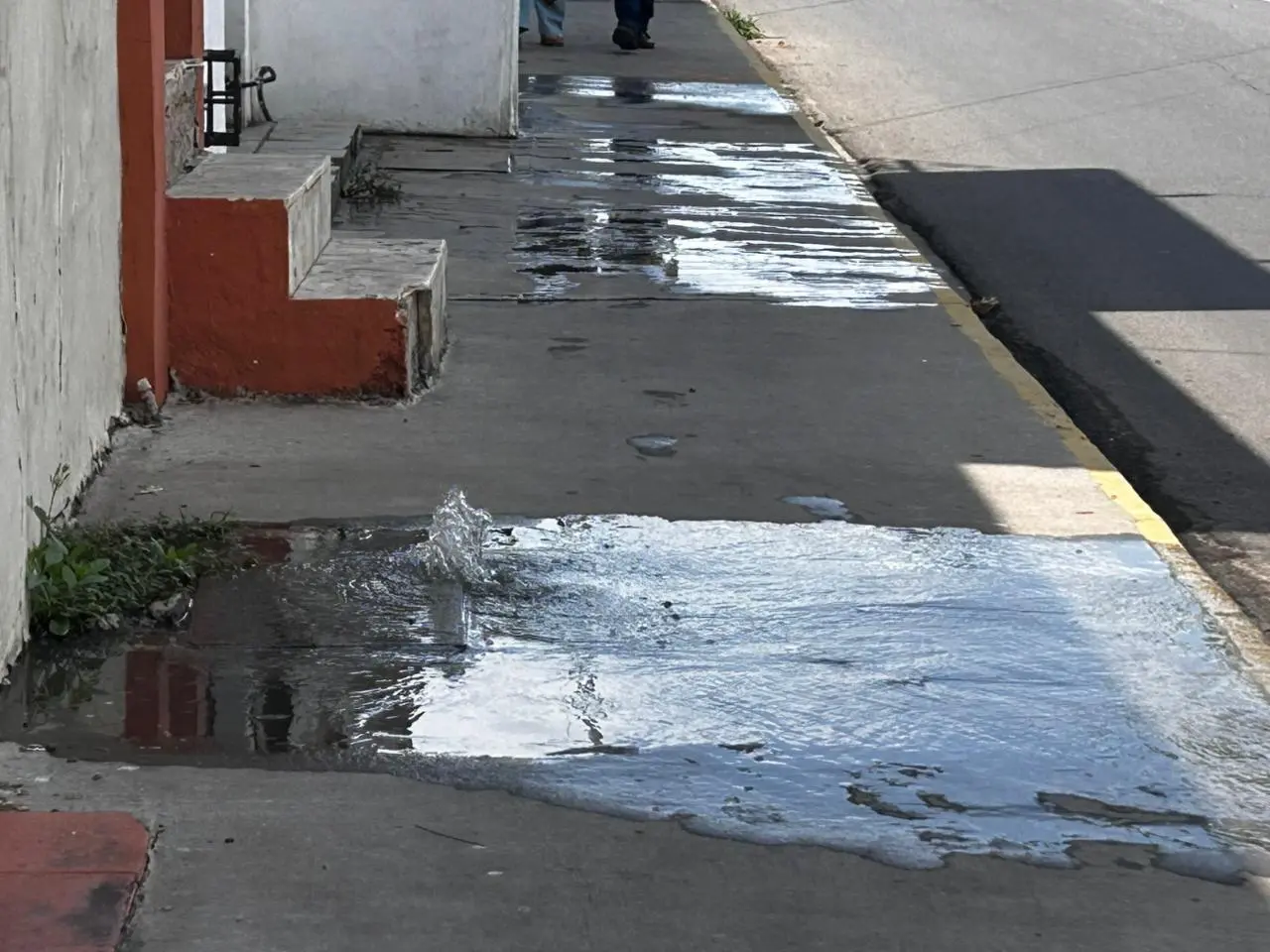 $!Desde hace una semana, fuga de aguas negras afecta Centro de Culiacán