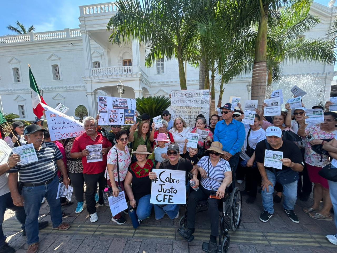 $!Marchan en Culiacán contra altos cobros de la CFE; ciudadanos exigen tarifas justas
