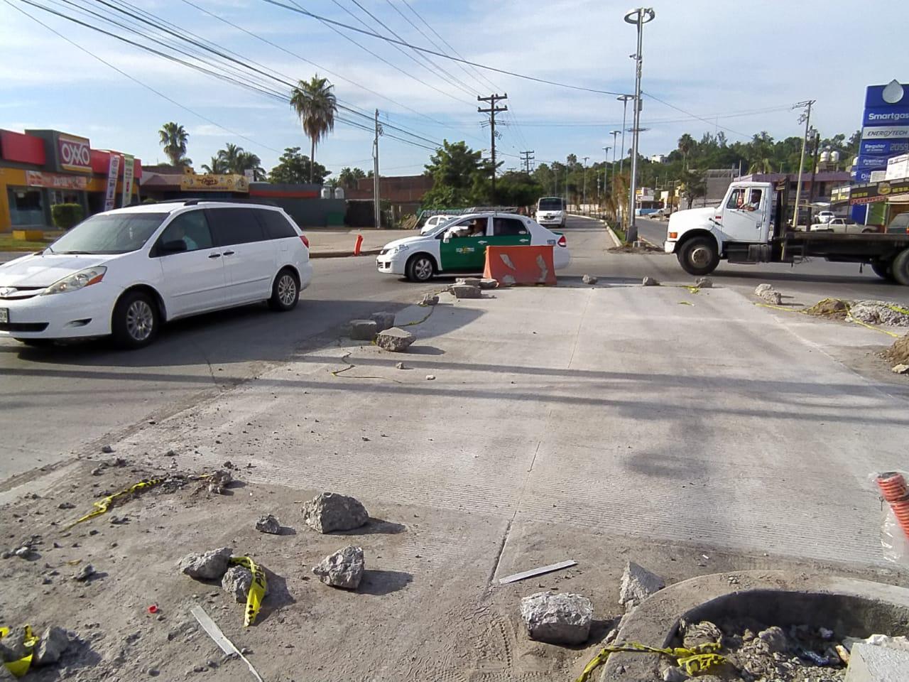 $!El caos vial sigue en la Gabriel Leyva; aún hay muchos puntos que no se liberan del todo en la vialidad de Mazatlán