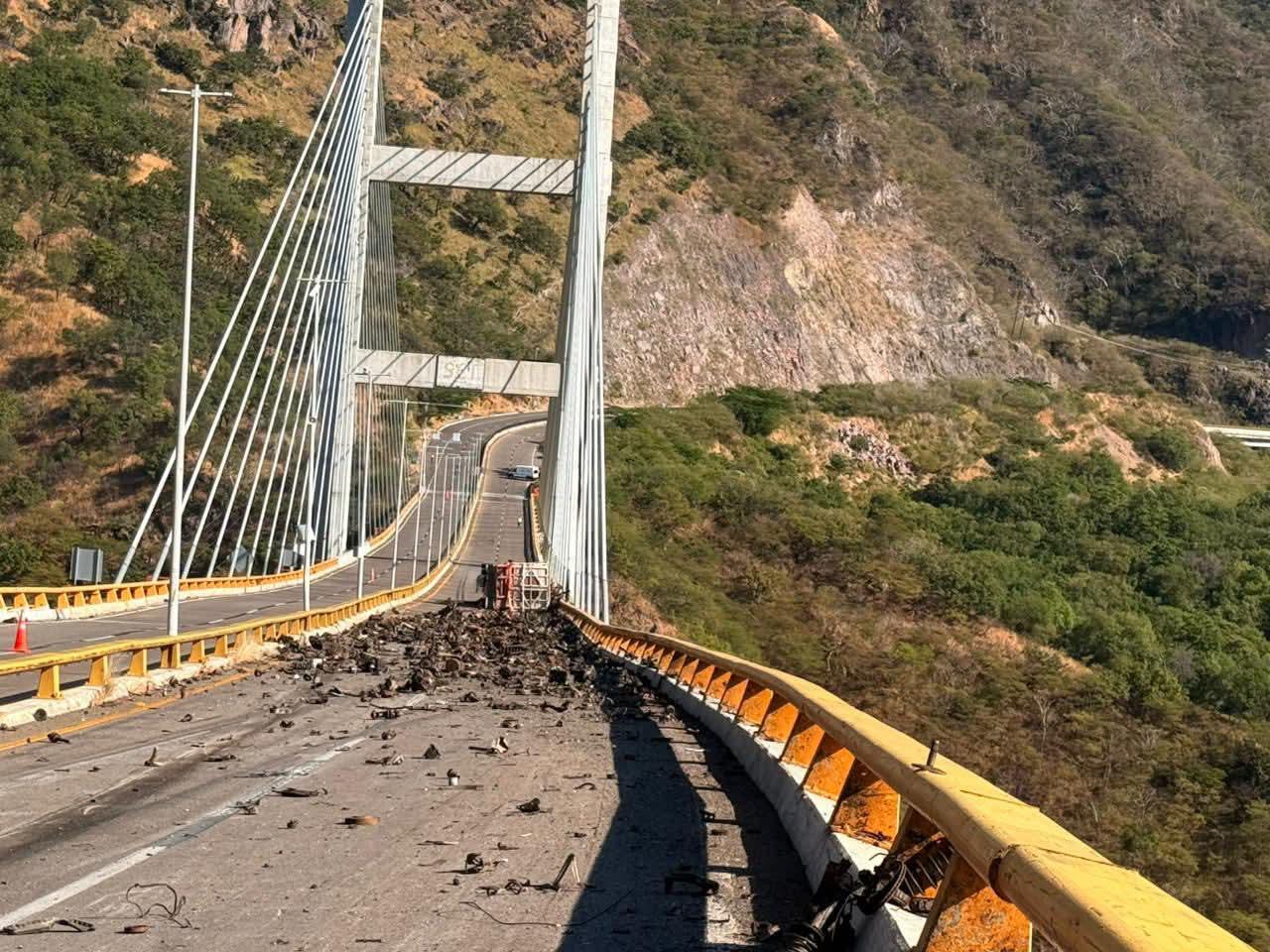 $!Volcadura e incendio de tráiler daña tirantes del Puente El Carrizo de la autopista Durango-Mazatlán