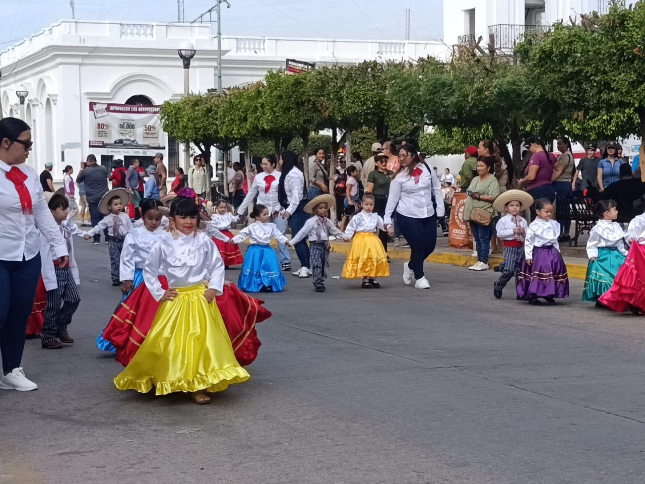 $!Jardines de Niños de Escuinapa honran a la Revolución Mexicana y a las Fuerzas Armadas
