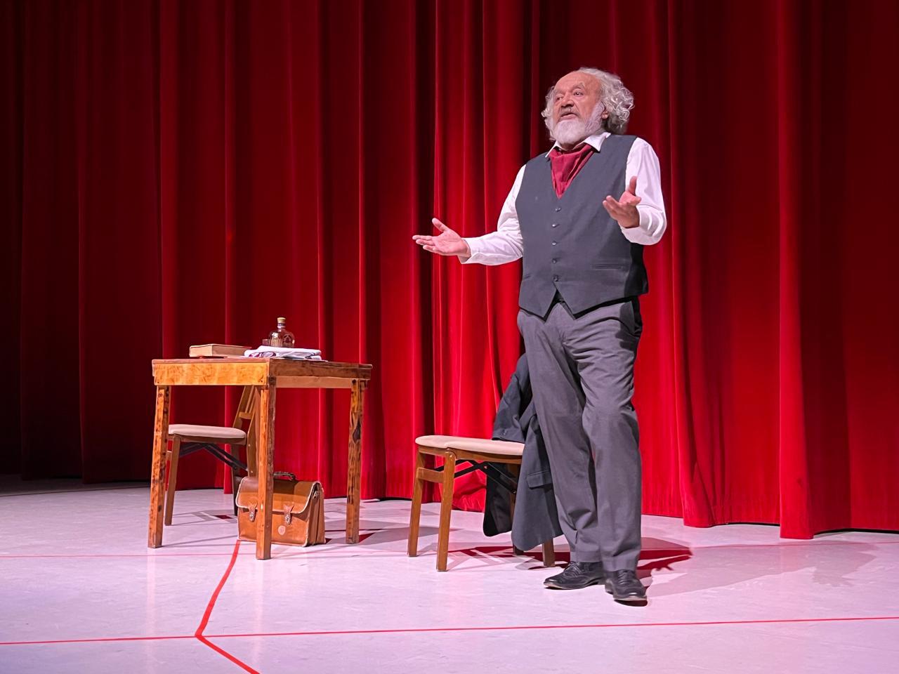 $!El actor y director de teatro dio voz a personajes que rodearon a Marx, como a Jenny, su hija Eleanor, sus editores y algunos de sus seguidores.