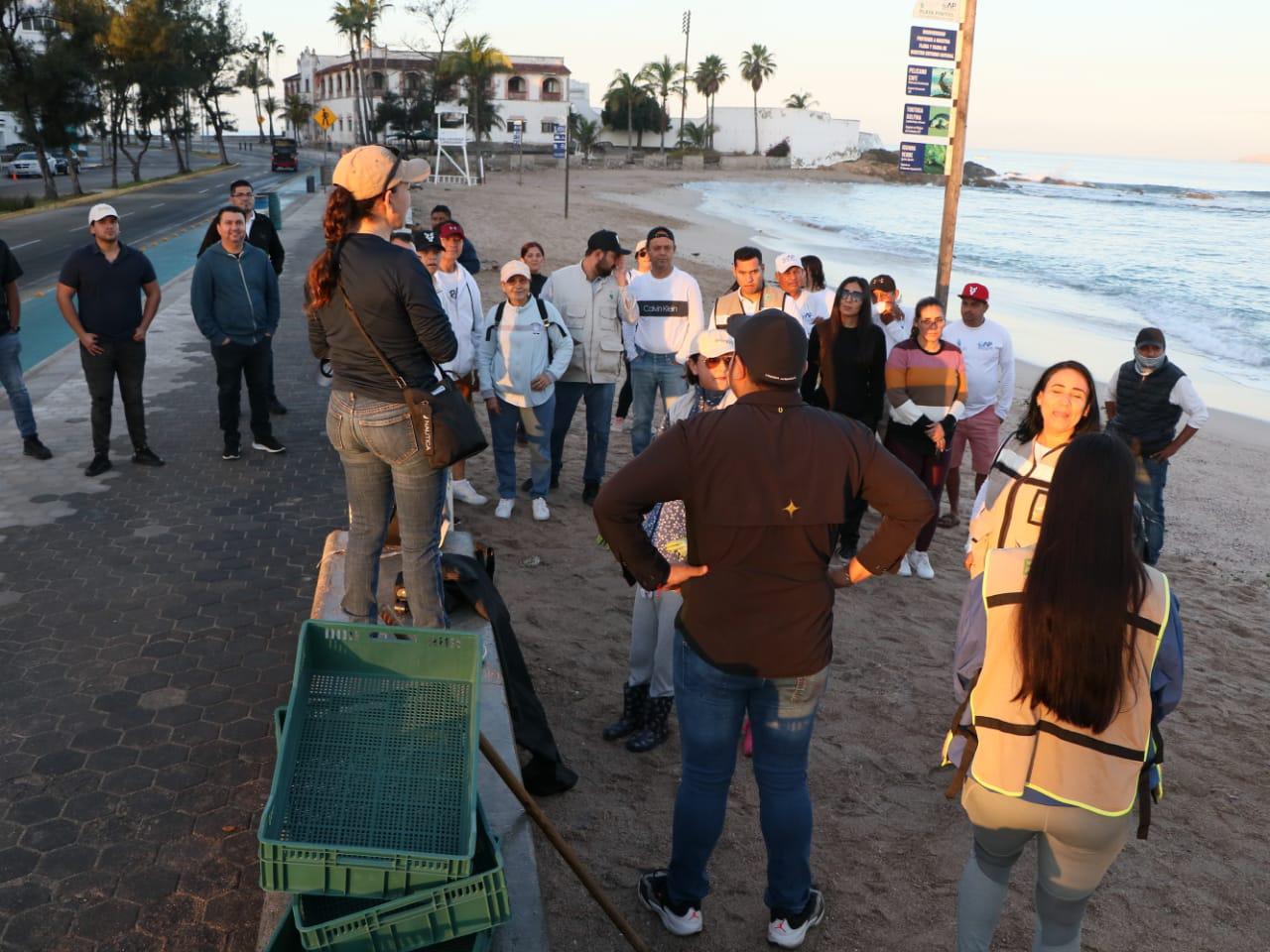 $!Limpian de basura playa Pinitos, pero olvidan tema de descargas de drenaje al mar