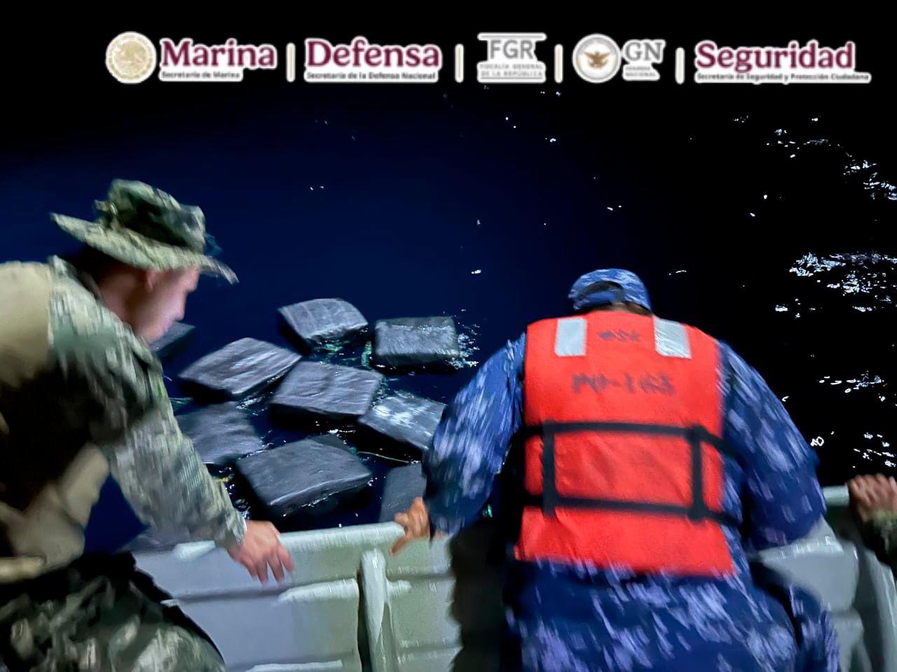 $!Aseguran dos toneladas de presunta cocaína frente a costas de Guerrero
