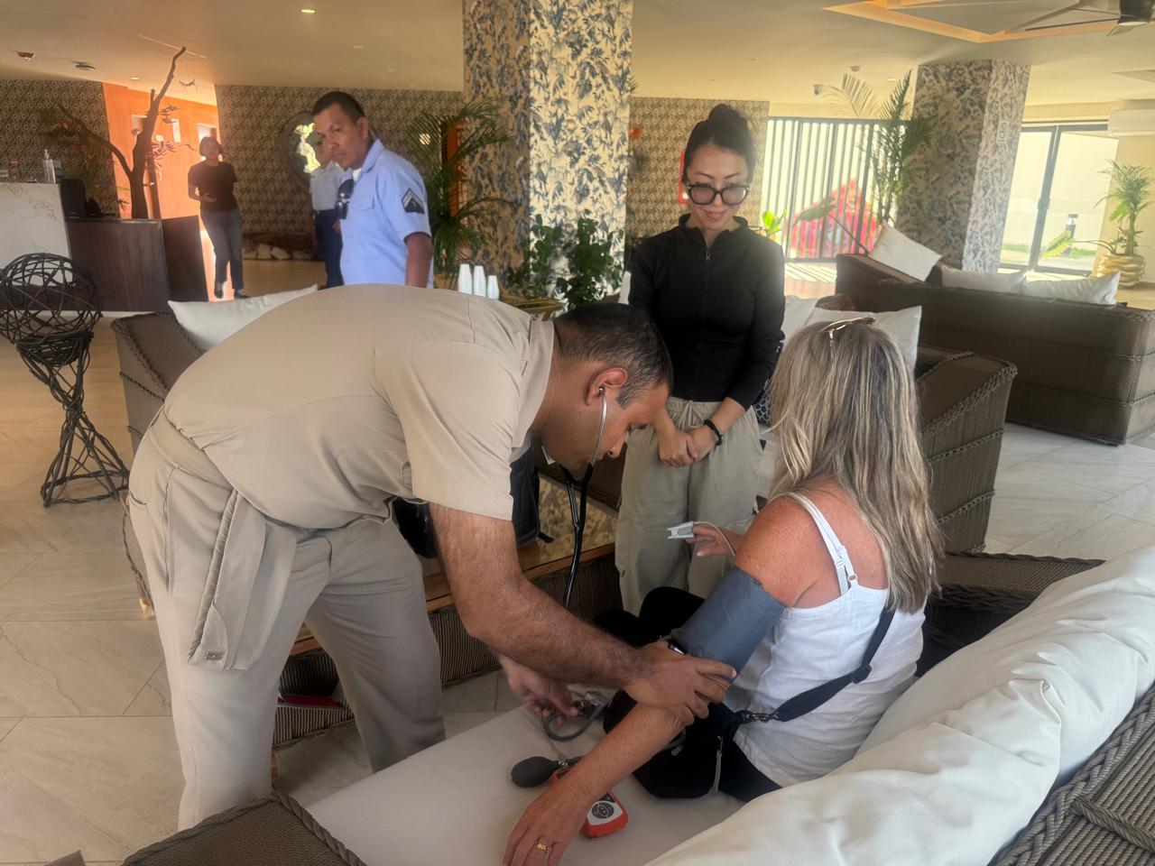 $!Rescata Marina a 17 personas afectadas por despojo de autobús y a 4 más, tras bloqueos carreteros en Compostela, Nayarit