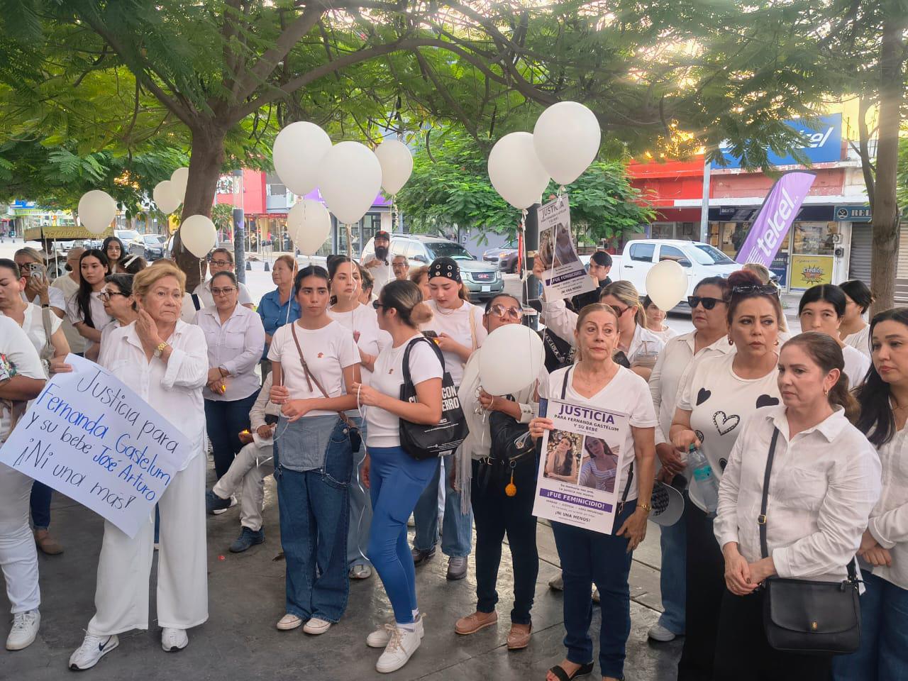 $!Exigen justicia por el asesinato de María Fernanda y su bebé en Los Mochis