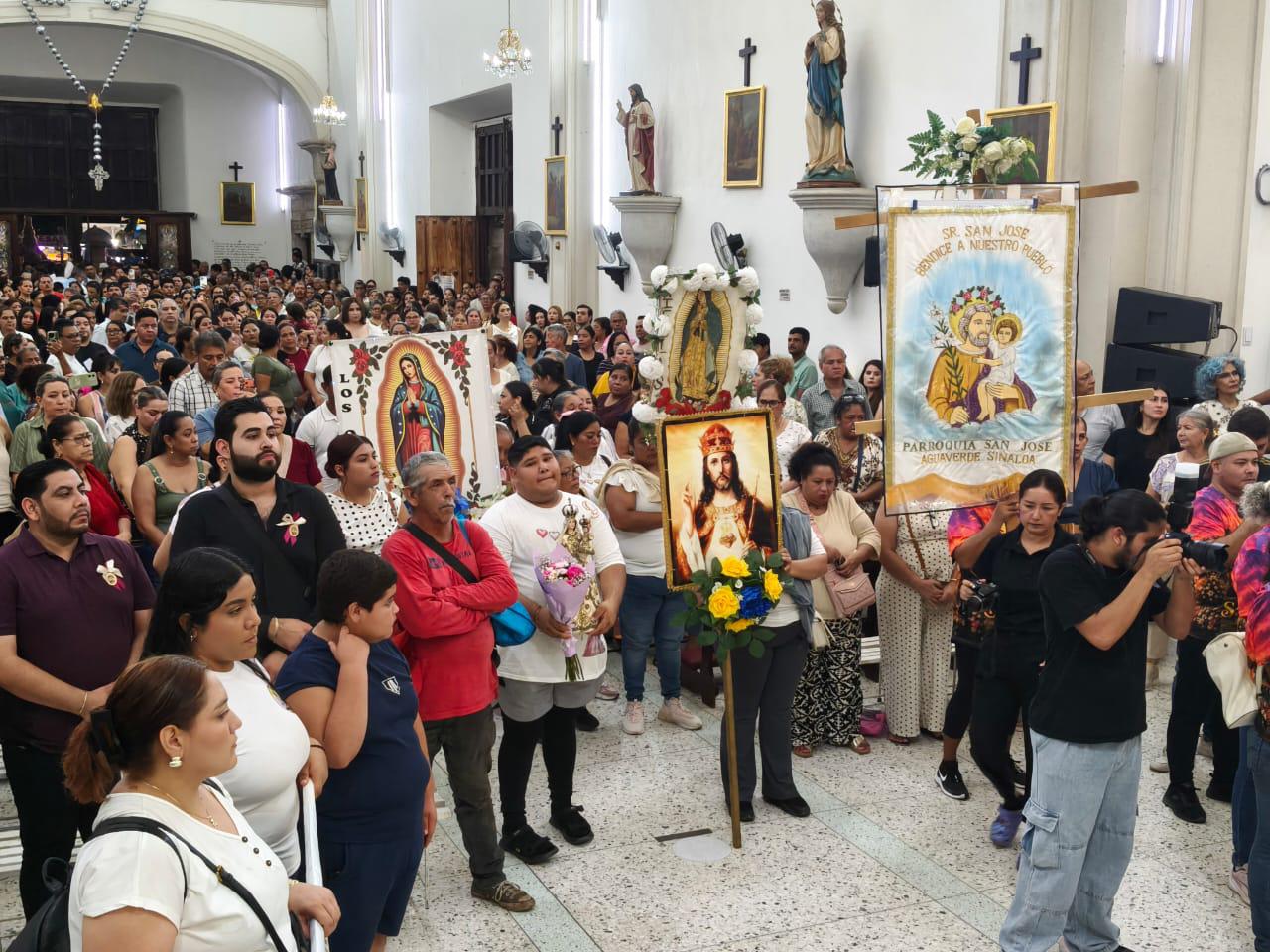 $!Pueblo de Agua Verde peregrina para agradecer la salud de joven y pedir paz a la Virgen del Rosario