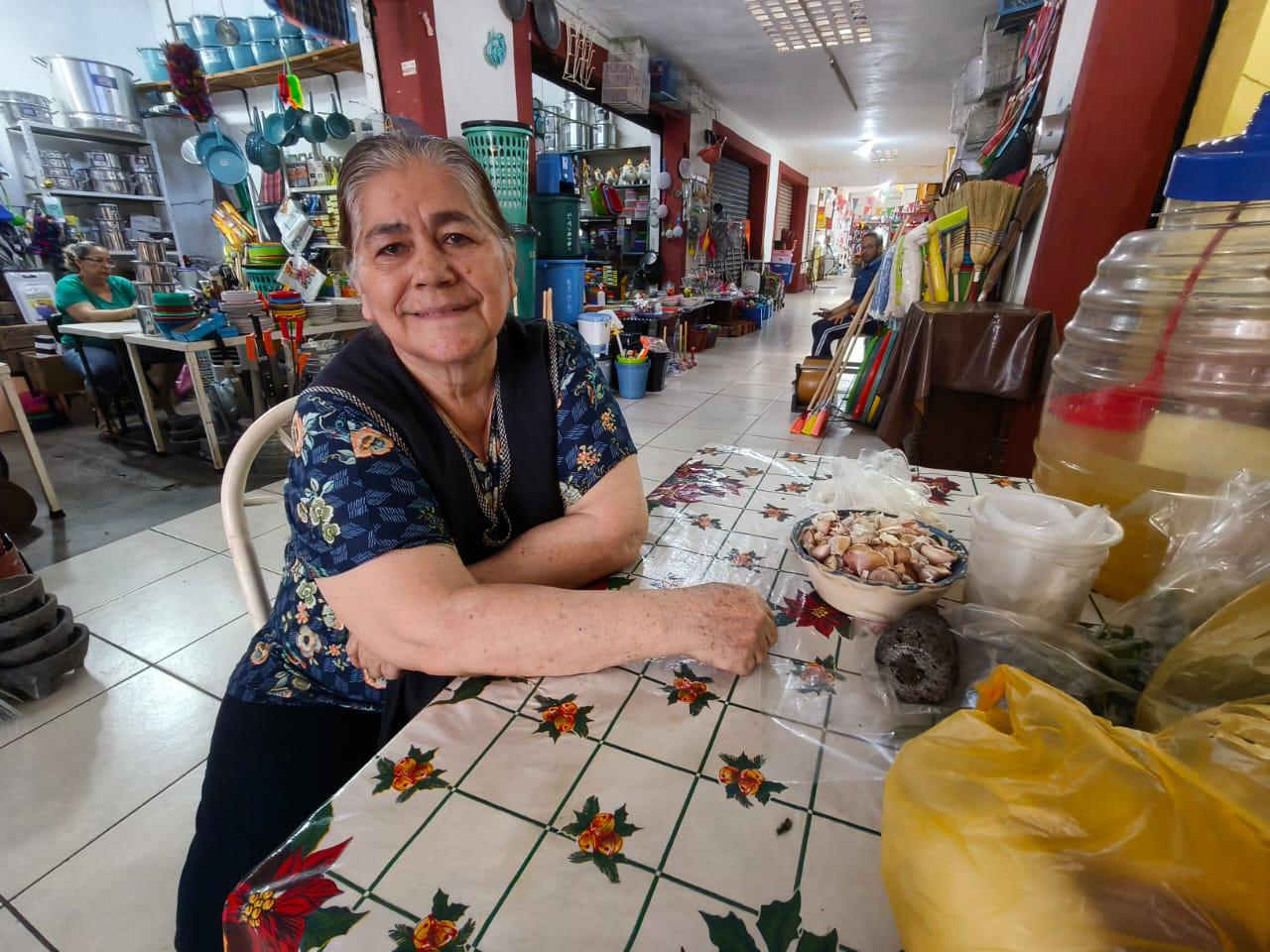 $!Rosalba mantiene viva la venta de comida corrida en el mercado municipal de Rosario