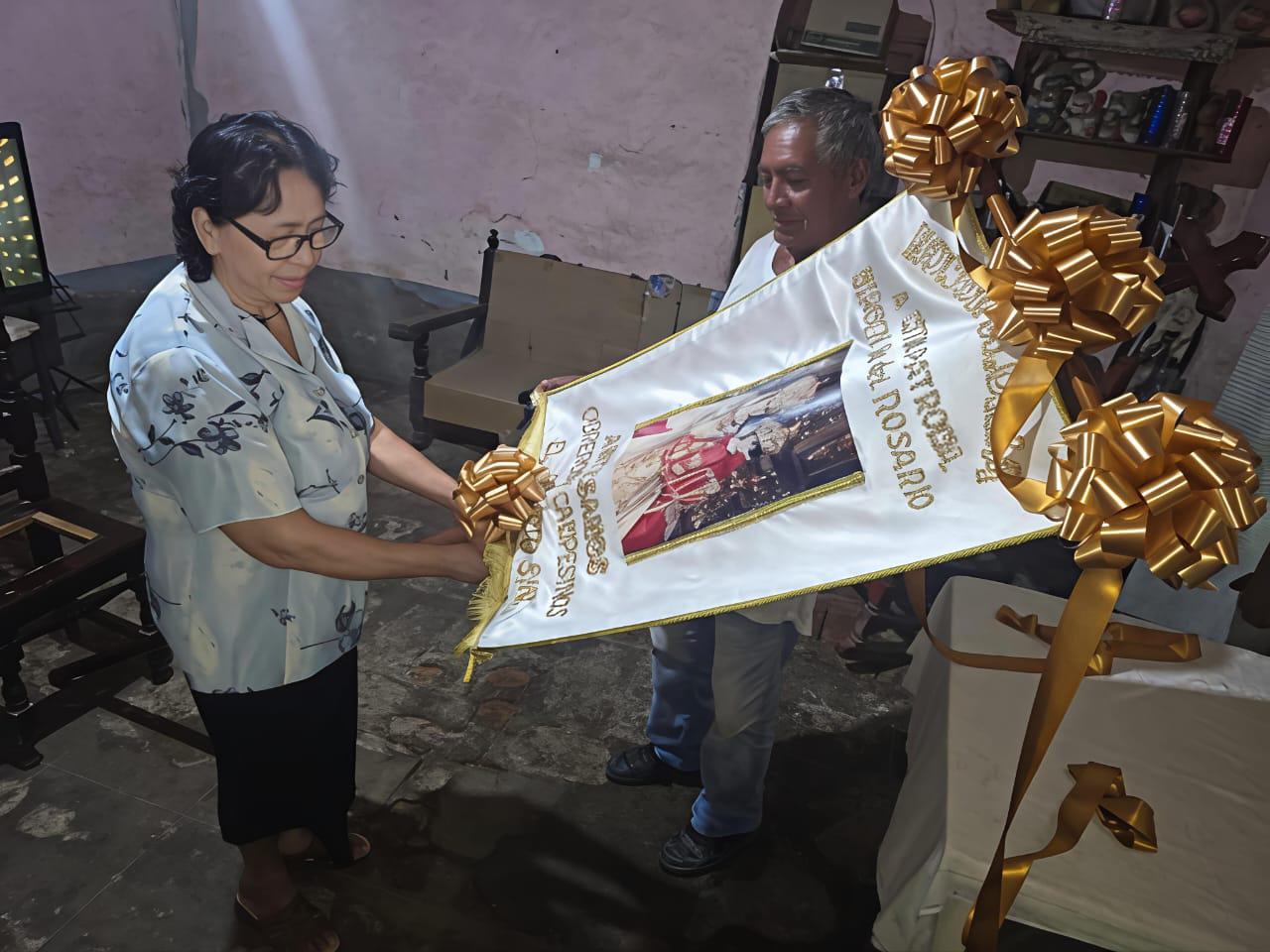 $!Desde hace medio siglo, María del Rosario custodia el estandarte para la peregrinación de artesanos y obreros en honor a la Virgen
