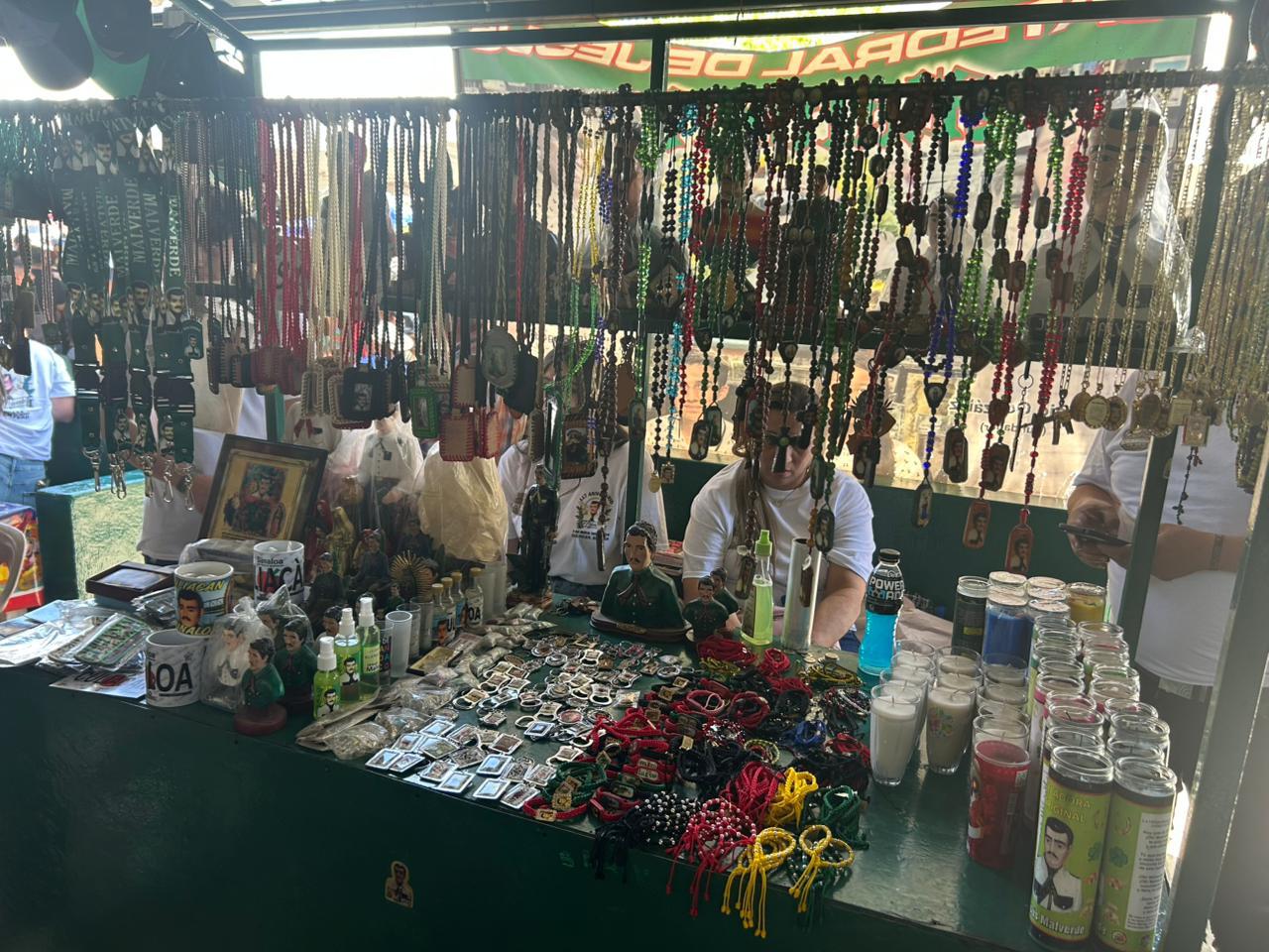 $!Bañan de fe y alcohol a Malverde en su 117 aniversario luctuoso