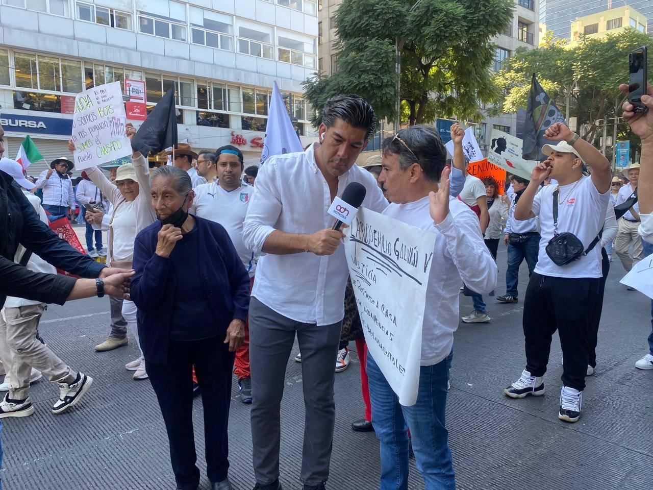 $!Familia de Carlos Emilio lleva su exigencia de justicia a marcha de la Generación Z en CDMX
