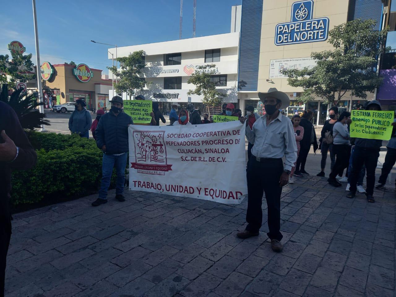 $!Los pepenadores mantienen una protesta frente al Ayuntamiento de Culiacán.